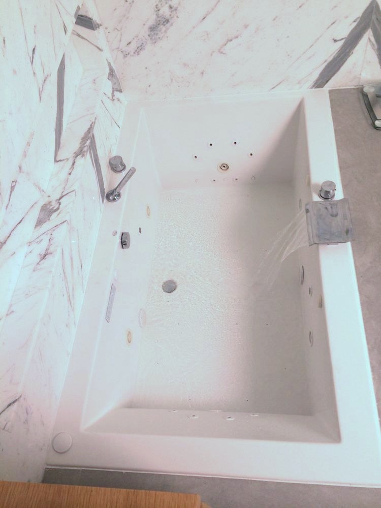 Jetted soaking tub installed by Robert's Plumbing Service